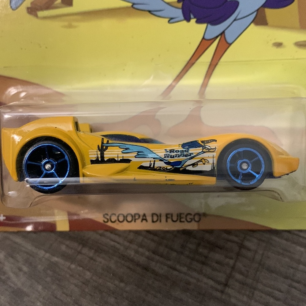 Hot Wheels Looney Tunes Scoopa Di Fuego Die-Cast Car - Picture 4 of 9